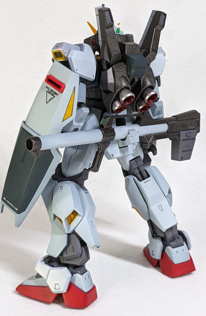 ライフルやバズーカなどでマスキングして色分けに挑戦しましたが、盛大にはみ出しました。難しいですね…