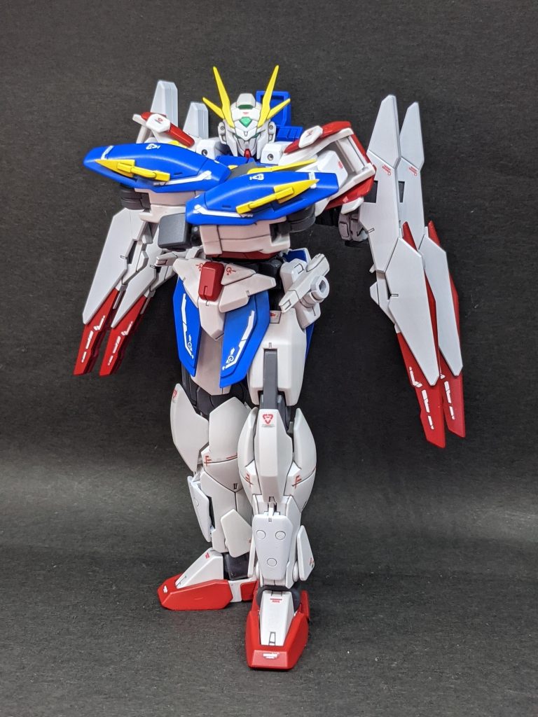 なんとか腕組みポーズもとれます (笑)ダブルオースカイは可動域が広いのでポーズとるのが楽しいですね(￣∀￣)