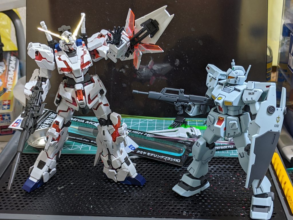 形が出来てからデストロイモードでジム・カスタムと並べて見ました😄やはり、このユニコーン時代辺りのMSは大きいですね❗上半身まるまるジム・カスタムを越えてました😅