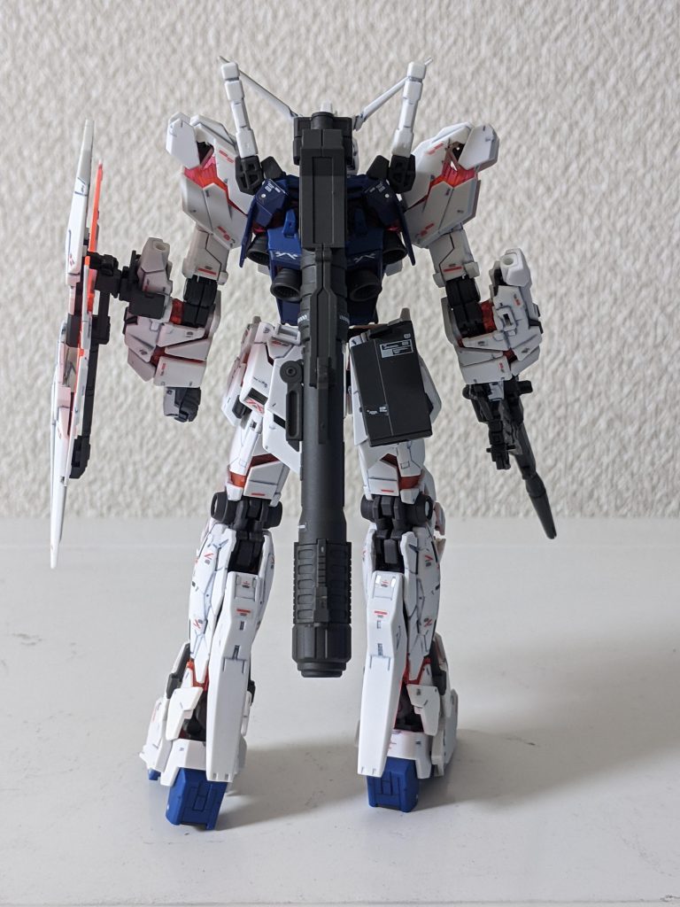 リア側です。ハイパーバズーカーとマガジンを装備しているので重さで少し後ろに反っています。