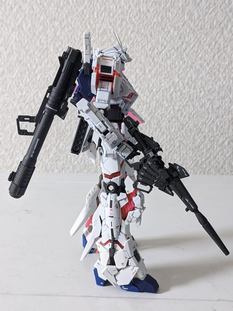 右側です。ガンダムマーカーでスミ入れしたので多少ズレかけてますが、問題範囲と思います。