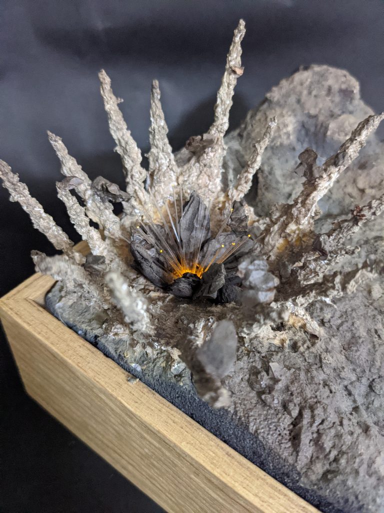 百均のキャンドルLEDを埋め込んでます。煙は爪楊枝にテッシュと木工用ボンドを混ぜたものをペタペタ付けて制作しました！