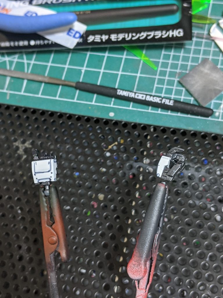 両手に武器を構えたかったのでビルダーズパーツの連邦系ハンドパーツのダークグレーを缶スプレーで塗装して使用しました❗スミ入れもやりました😄