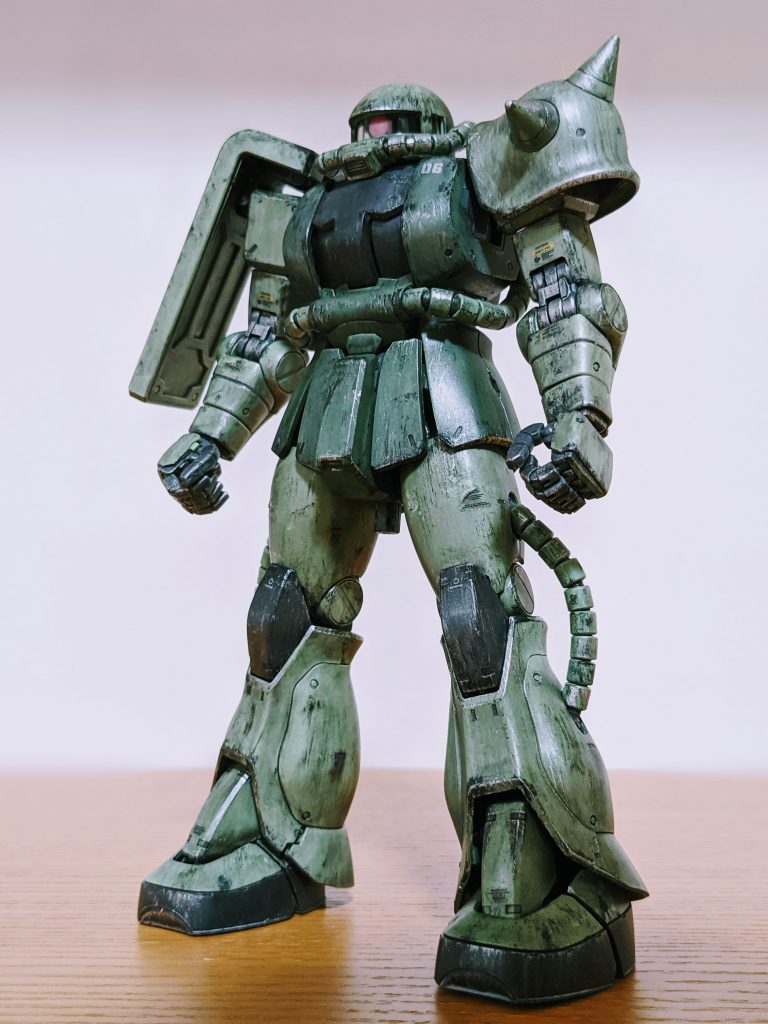 いつも通り墨入れ、ウェザリング、つや消しトップコートで決めました。部分塗装はモノアイのみ、あとは全て成型色です。