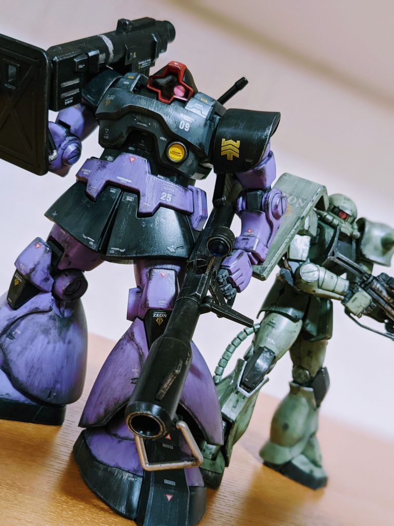 そしてバックにザクがいるとより映えるなぁ。ザクはやっぱり、引き立て役ですね。これが20年も前のガンプラとは、、、洗礼されたプロポーション、本当に素晴らしいです!!