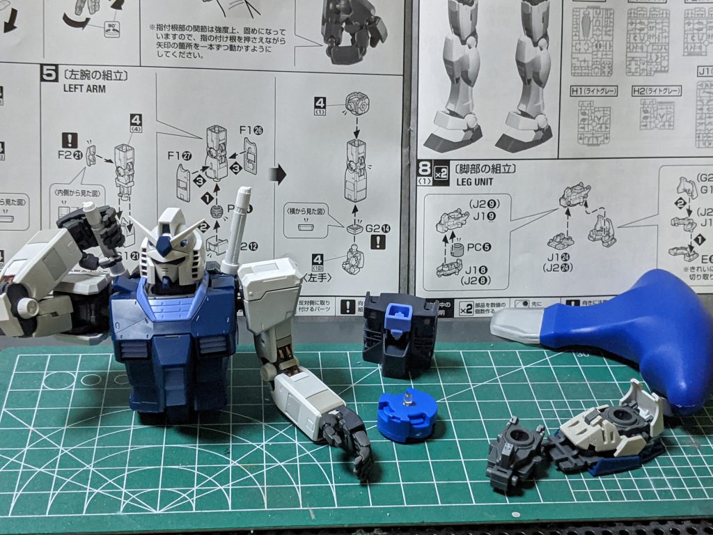 説明書通りに組み立てました。パーツはニッパーで2度切りし、デザインナイフでゲート跡もできるりキレイになる様に削りました。上手くやれなかったときは鉄ヤスリ処理もやりました😅