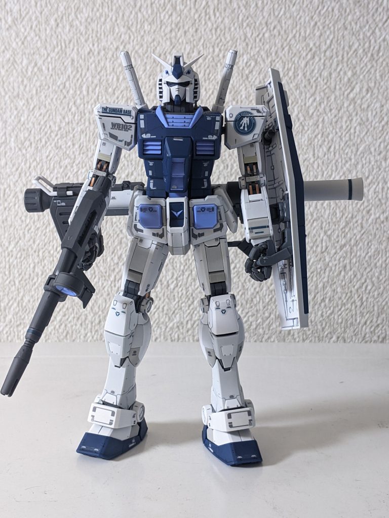 正面です。ガンダムベース限定カラーなのもあり、トリコロールカラーと比べるとシックな落ち着いた印象を受けました。貼るデカールは通常仕様とガンダムベース仕様で迷いましたが、折角なのでこちらを選択しました。