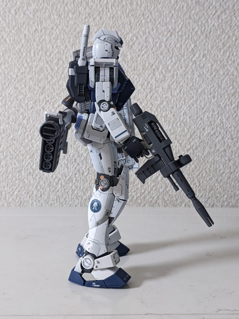 右側です。右足の横に余ったガンダムベースのエンブレムを貼り付けました。