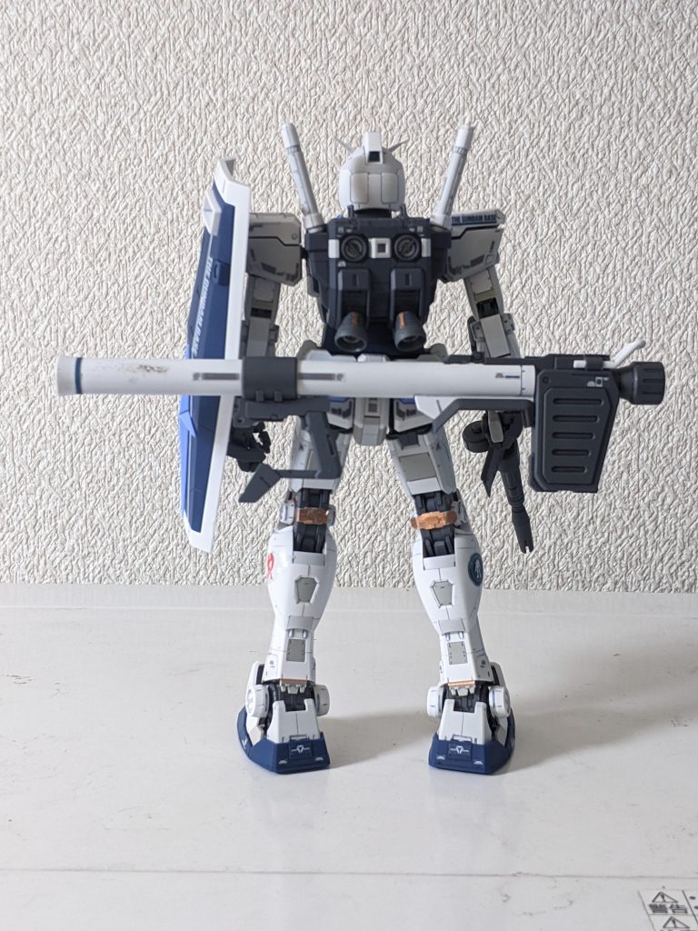 後ろです。ハイパーバズーカーもしっかりとマウント出来ます。膝関節の後ろ側のリアルスティックデカールはデカールのりを使っても浮いてくるので見なかった事にしました😅うまくのり付けがやれて無いのかも。今回のガンダムベース版と通常版とを並べて   一緒に見たくなりました😄通常版のVer.3.0も買おうかな。