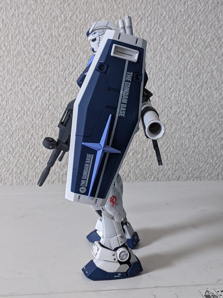 左側です。シールドはガンダムベース仕様のデカールを貼りました😄左足に余ってた一年戦争時代のアムロのシンボルマークを貼りました❗シールドのデカールも通常仕様とガンダムベース仕様の選択が出来ます。