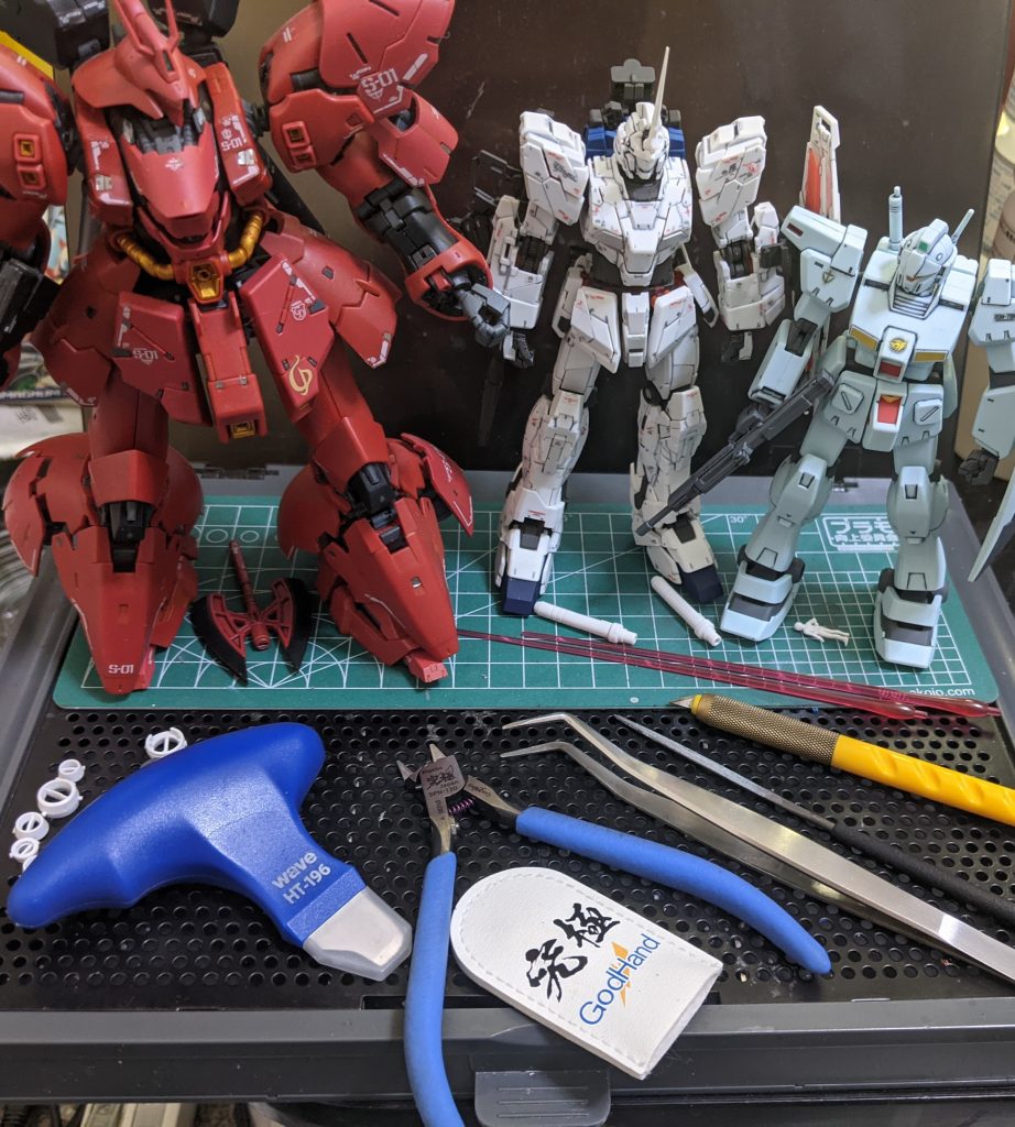 今回はこの工具達を使用しました❗ゴッドハンド アルティメットニッパー5.0ミネシマ デカール用ピンセットオルファ デザインナイフタミヤ 鉄ヤスリ 細目ウェーブ パーツオープナーパーツオープナーは組み間違えを良くやらかすので重宝してます😅メーカー様、良いホビー工具をいつもありがとうございます❗塗装する時は追加で400〜1000番の紙ヤスリで順番に磨いて下地処理もやってます。