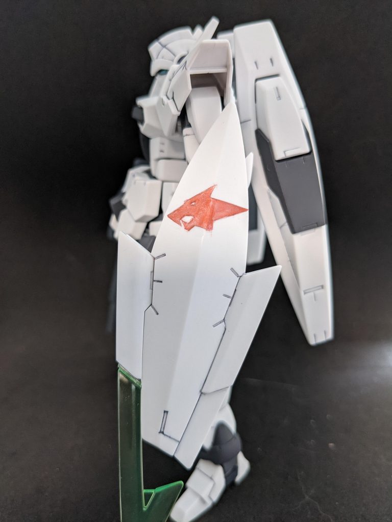 箱と説明書にそれぞれウルフのパーソナルマークが描かれてるけど、機体に使われてるわけでもないしシールがついてくるでもない、なんか不思議だったのでシールドにトレースしてみました。所々が細かすぎるのでガンダムマーカーでペイントしたけど、色ムラが酷いので別の手段考えればよかった。