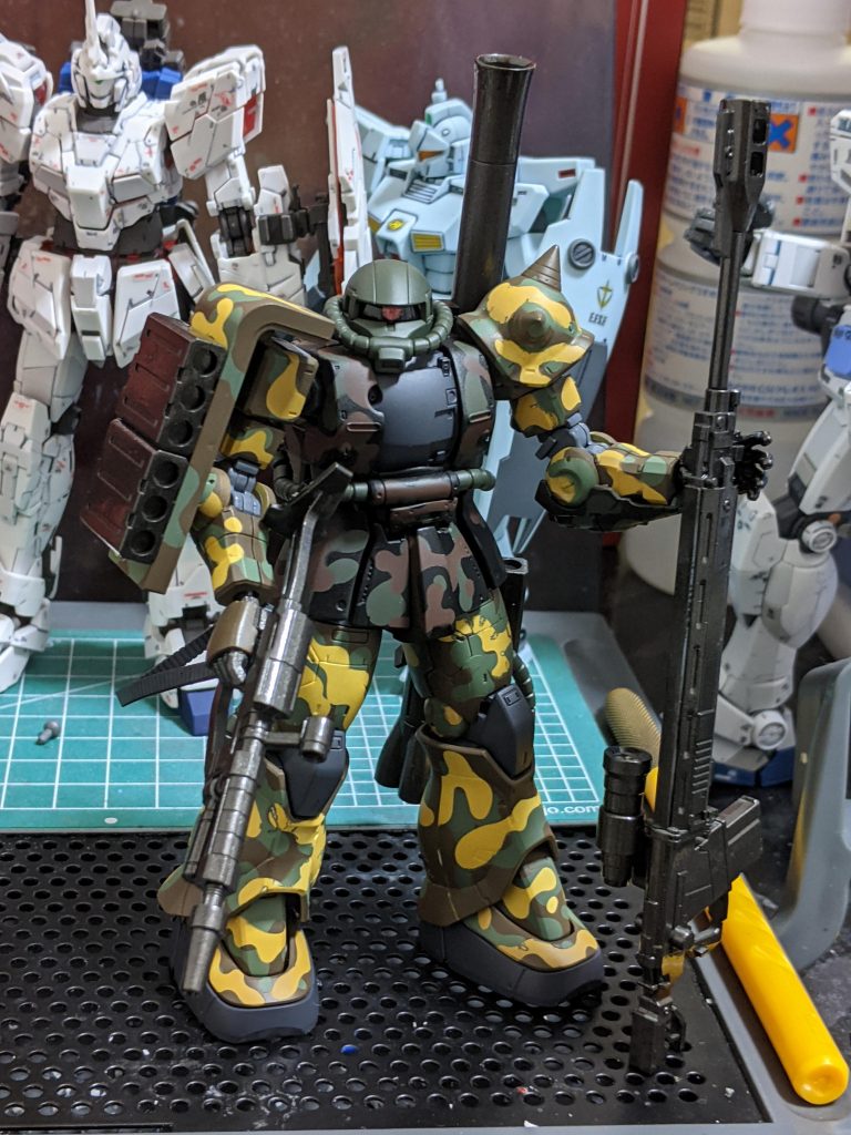 本体、武器類、関節部等を全て塗装を完了し、組み立てた状態です。このままでも十分に格好良いですが、ここからさらにスミ入れ→マスキングシール→つや消しトップコート仕上げでさらに格好良くして行きました😄