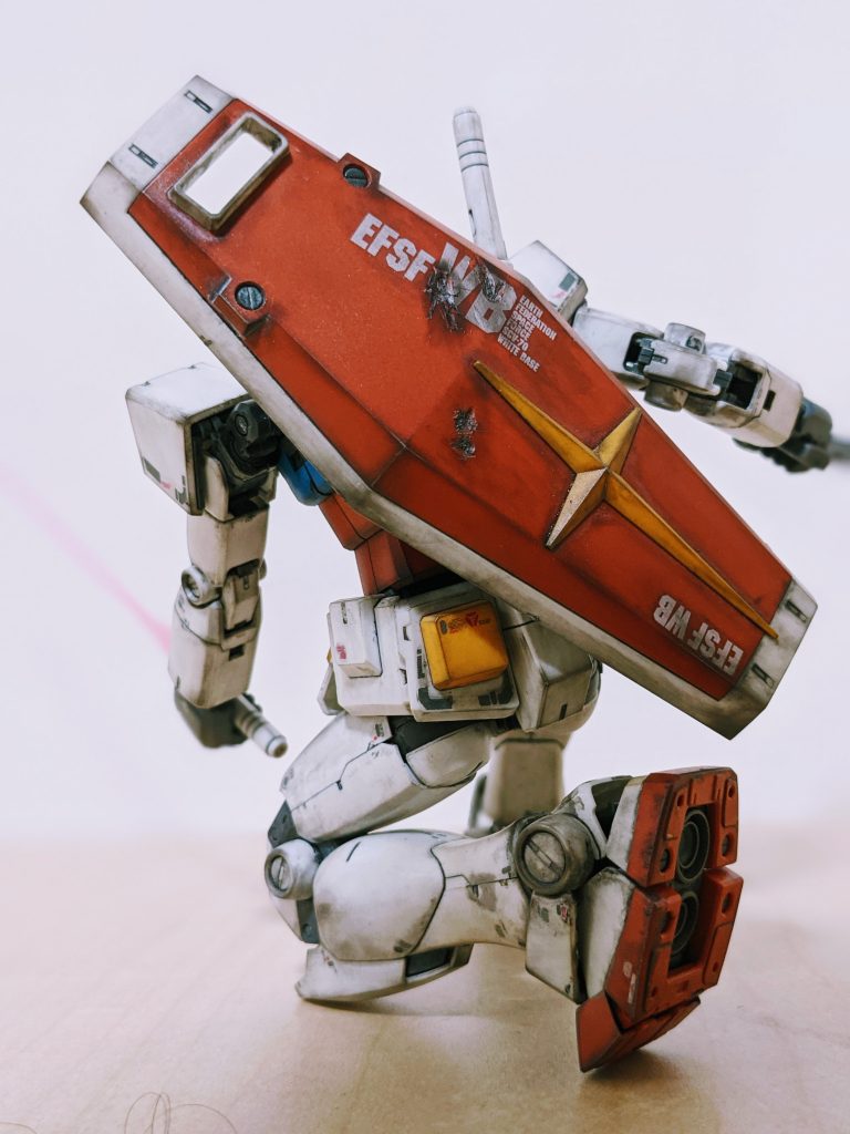 新しいことをしようと思い、ダメージ加工をしてみました。ピンバイスで穴あけし、デザインナイフで少しずつ広げました。なかなかいい感じ!