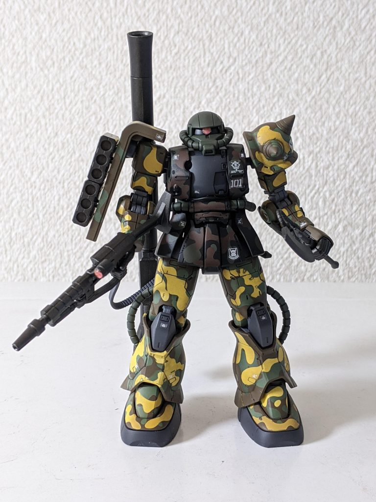 正面です。2種類の迷彩塗装で色分けしてみましたが、なかなか上手くやれてる気がします。全体的にスミ入れ後マスキングシールを貼り、つや消しトップコートを吹きました😄今回はスミ入れに初めてウェザリングカラーのマルチブラックを使用しました❗