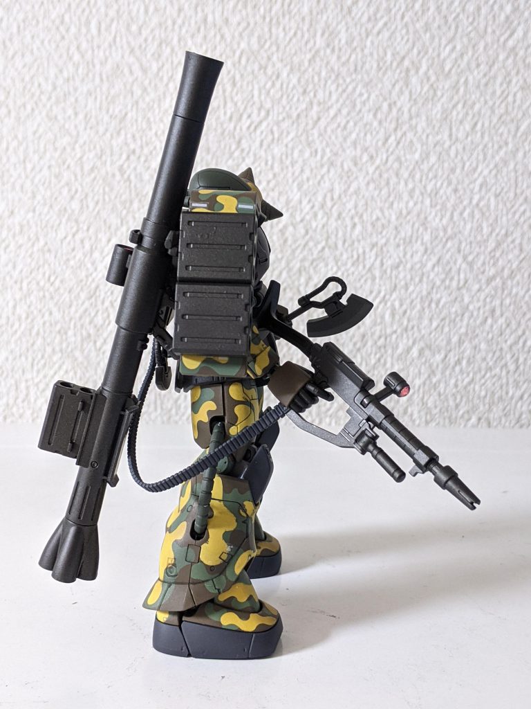 右側です。武器や指類は黒鉄色で塗装しまし、手甲はOD色2314で塗装しています。