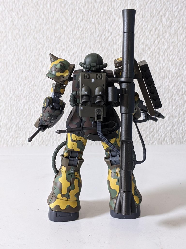 後側です。バックパックとマガジン部はMr.カラーのOD色2314で塗装し、バーニアは黒鉄色と焼鉄色を混ぜて少し色に変化を加えてみました。写真だと光の当たり具合の都合で分かり難いですが😅