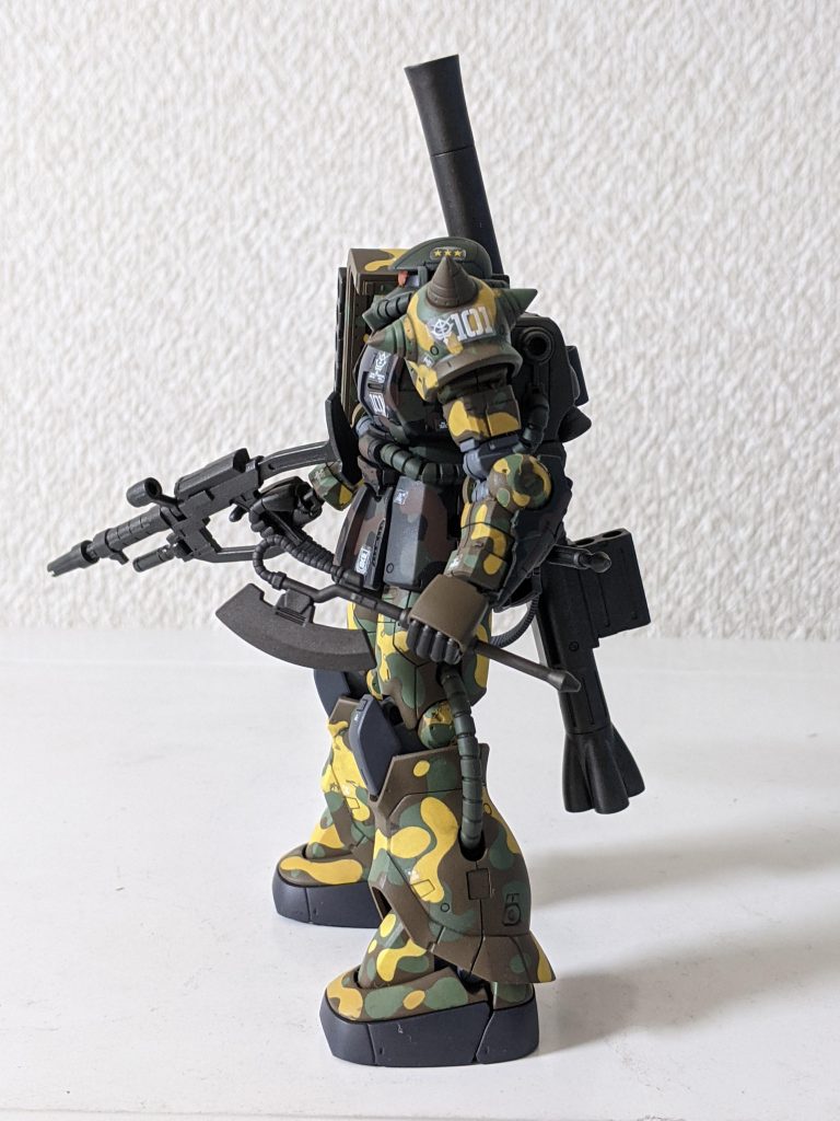 左側です。ヒートホークを持たせてみました❗ヒートホークもバーニアと同じ黒鉄色と焼鉄色のブレンドで塗装しました。マスキングシールのナンバリングは悩みましたが、デニム機のナンバーにしました😄