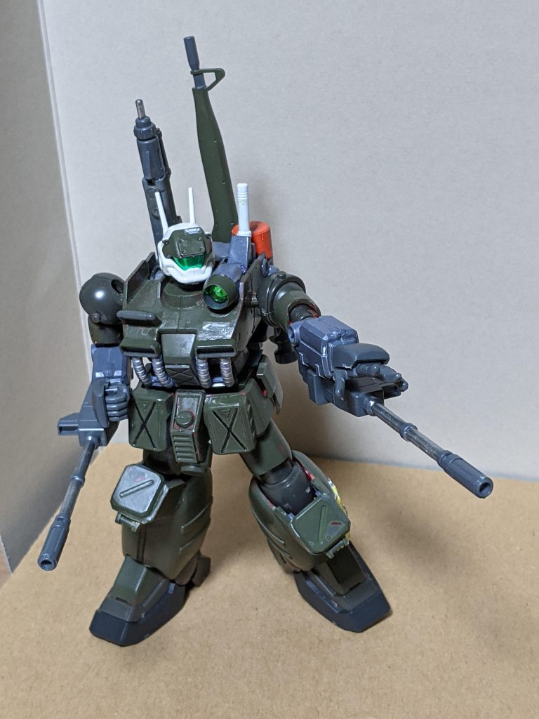 腕部実体弾砲はボール、肩部マシンガンはジム改から移植。