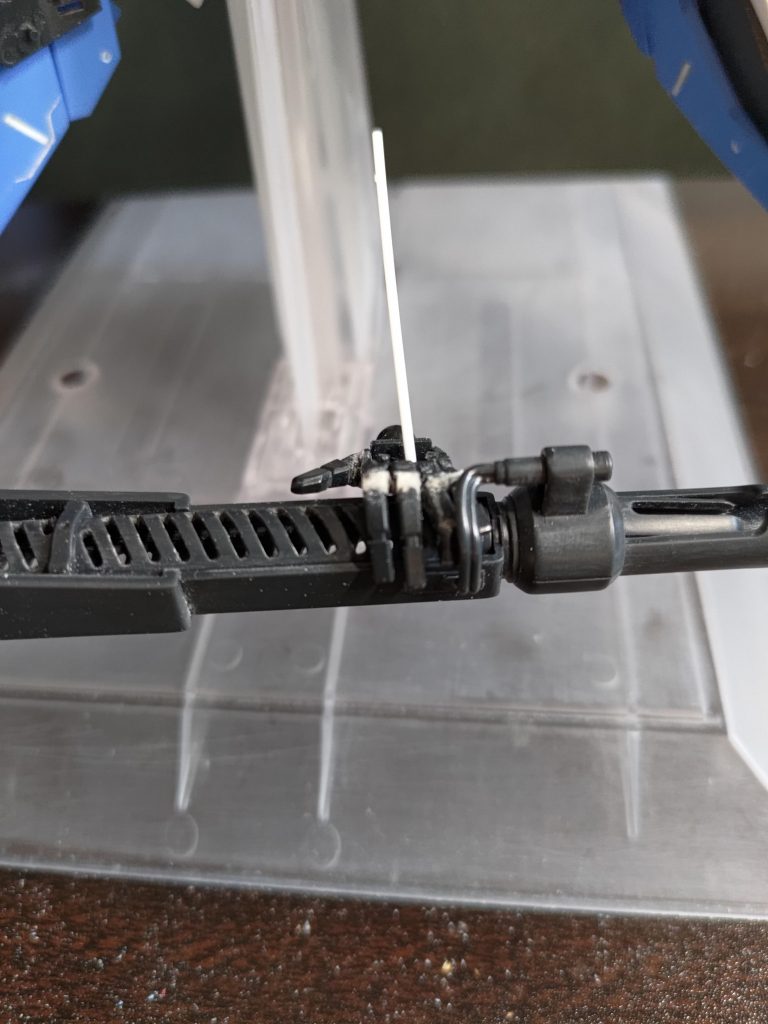 スマートガン指を切断して握ってる風に作成