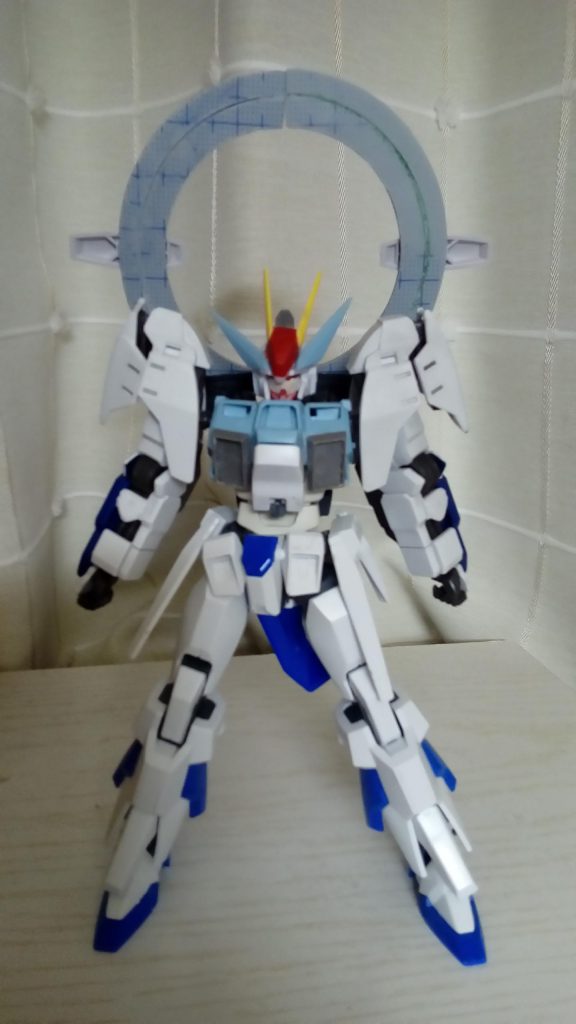 主な使用キットはセラヴィーガンダムシェヘラザード(胸、顔、角、胸のフタ)ガンダムバルバトス第六形)(腕)ガンダムAGE-FX(脚)ガンダムMk2(バックパック)です。セラヴィーガンダムシェヘラザードの胸を小改造ながら原型無くなるくらいいじれたことに満足してます。また同キットにはセラフィムガンダムの角が余剰パーツとして付属しており、それを改造して大きなおでこを作っています。 あと一応頭のヘルメットはラファエルだったりするんですがもう原形無いのでここまで来るとなんでもいいかなと…フルレンジモード時の胸のセンサーはリバーシブルガンダムの背中の顔(リボーンズガンダムと同じもの)を使ってます。