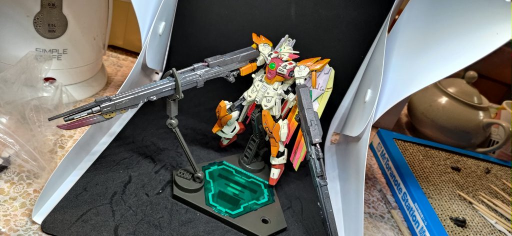 右の狙撃銃「セツナ」左の狙撃銃「トワ」主題歌に一瞬だけの永遠とかがよく出てくることから見た目がハイパーメガランチャーなことからもわかるように銃口からビームサーベルを発振して槍みたいに振り回したりもできるナイフもガンダニュウム合金製なのでめっちゃ切れるよ