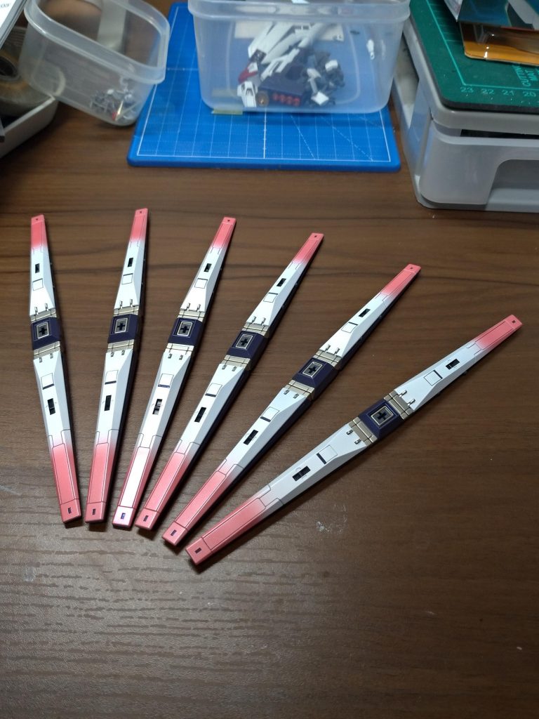 塗装作業が終了してファンネルのグラデーション加減のチェック。ここは拘りたかったので最悪全部塗り直しも覚悟してましたが、幸いなことに一発でOK。ただし先端部の塗膜厚みのせいか、2つクラックが発生してしまったので、その部分のリペアを行ってます。