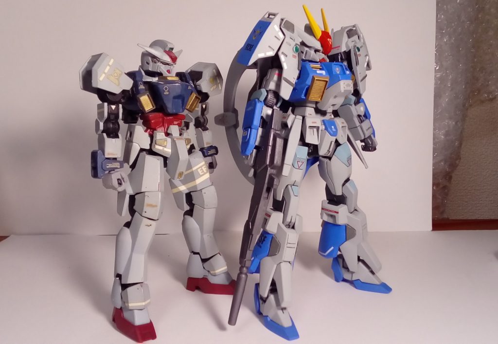 今回作成したガンダムヘイムダルは、随分前に作ったガンダム・グレイ(画像右)の後継機という設定です。ガンダム・グレイはサイコミュ兵器相手に奮戦するんですがオールドタイプのパイロットではやはりボロボロになってしまい、同等に戦える装備のヘイムダルに乗り換え…というストーリーを想定しています。 共通点とか感じ取ってもらえると嬉しいです!