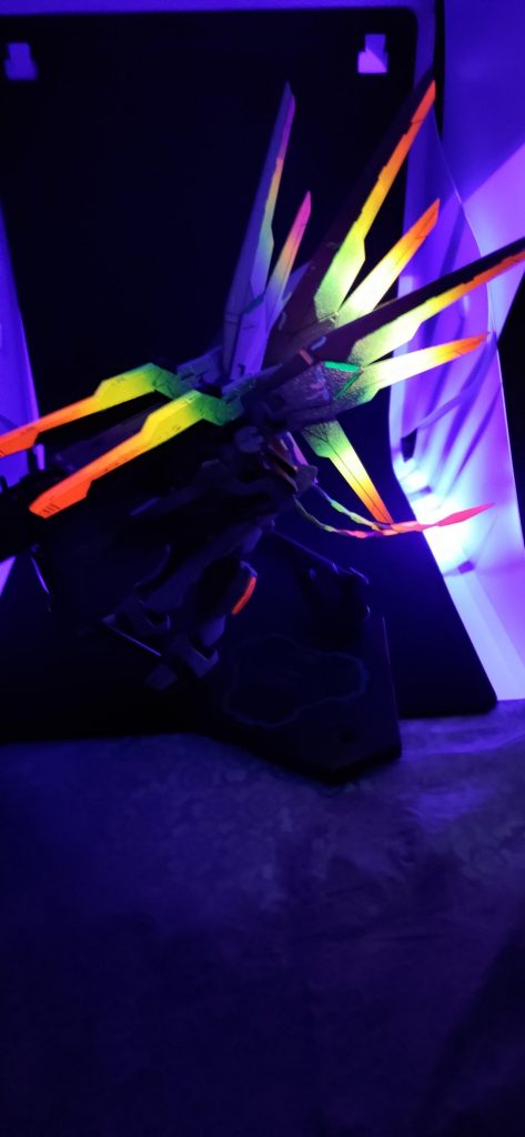 制作工程っていうか蛍光塗料ぬってあるところは光るよ