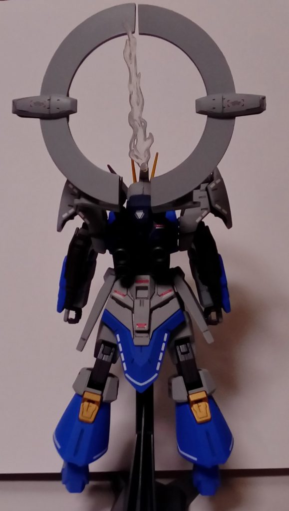 フルレンジモード、背面(あえて暗めで撮っています) 広域Iフィールドレーダーと粒子観測センサの情報を統合し解析するのは本機に搭載された粒子解析・機体制御補助AIの「イオ」(名前はI-Field Observerより)である。イオが探査データをリアルタイムで解析することによって遠方の敵機位置の把握、周囲の敵機の未来位置、ビーム攻撃タイミングの予測とそれらに応じた機体制御補助を行うことが出来る。この時、頭部の演算装置に高い負荷がかかり激しい排熱が起こる。 またイオは戦闘で蓄積したデータから効果的なIフィールド探査の方法や、パイロットの操縦の癖に合わせた機体制御補助を学習し、パイロットと共に成長することが出来る。 強力なレーダーとイオの解析能力、そしてイオからの情報を高速、適切に活用できるパイロットが組み合わさることで、ニュータイプと互角以上の射撃戦を行うことが可能とされる。しかしながら、イオによる補助があってしても複雑に変化する解析予測とそれに応じた火器、機体管制を適切にこなすことのできるパイロットは限られており、単座式のMSとして設計したのは失敗だったとの見方もあったが…