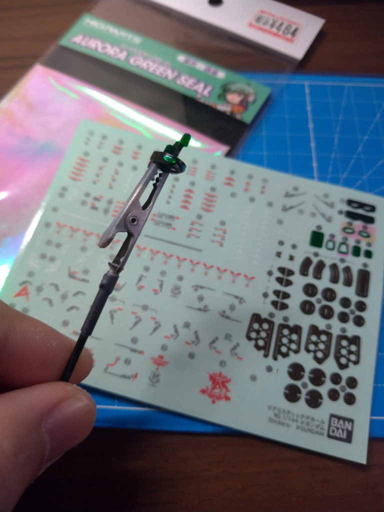 キット付属のシールも綺麗ですが、今回はもうひと手間。ハイキューパーツのオーロラグリーンシールを上に貼ることで光の反射が変化します。