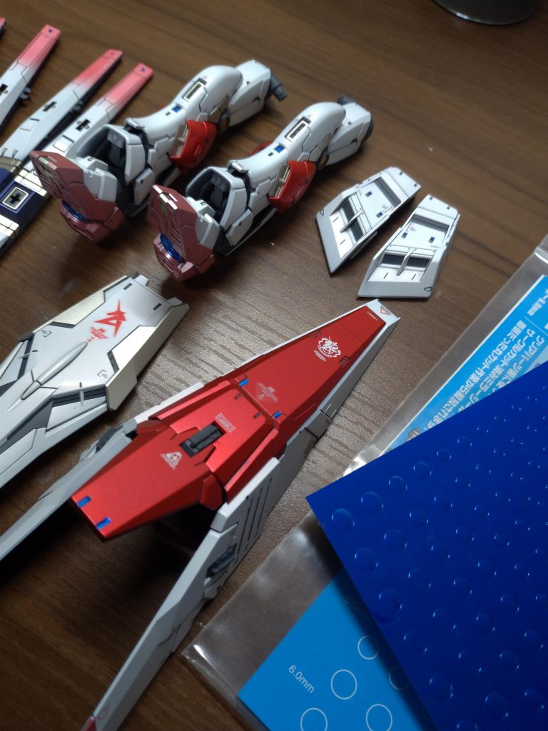 本来は青系の偏光シールが欲しかったのですが、たまたまお店に在庫がなかったため折衷案として円形センサー用メタリックシールの余白部分を細く切り出し各所に貼り付けています。