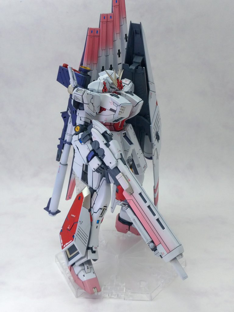 わりかし目立つ部分（ライフル&ファンネル）にグラデーションをかけてみました。白単色では味気ない…というよりは、ここが白単色だと全体を通して見て赤系色の比率のバランスが取れないと感じたためです。