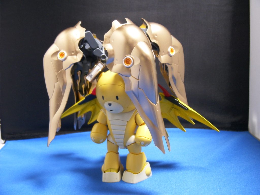 折角なので、耳部分を特殊なジョイントに加工していたベアッガイⅢにファンネルコンテナを付けてみたり