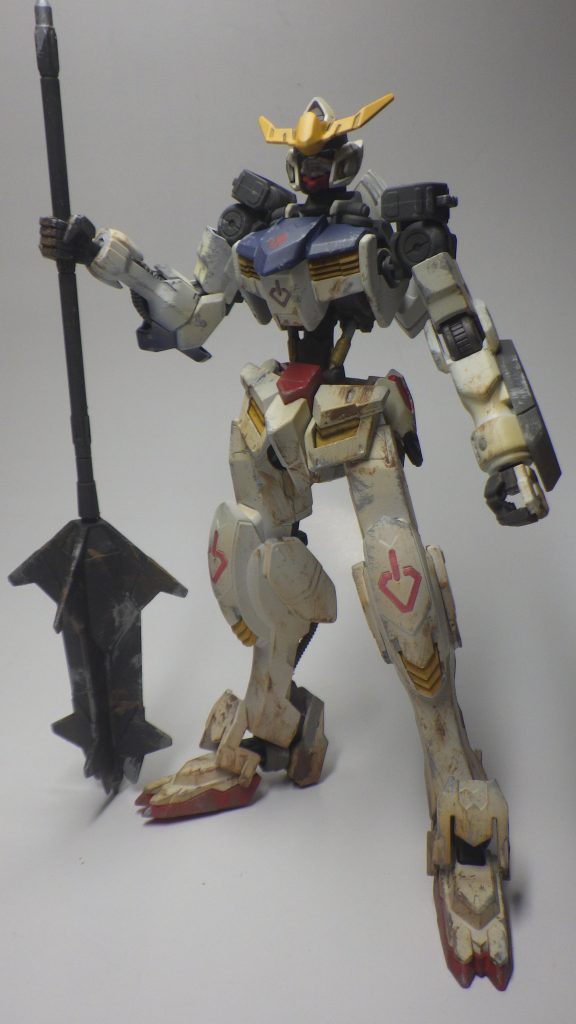 基本塗装の上から薄く溶いたサンディブラウンを吹き付けて黄ばみを出し、クレオスのウェザリングペーストで汚しを入れ、スミ入れをしてからチッピングを入れています