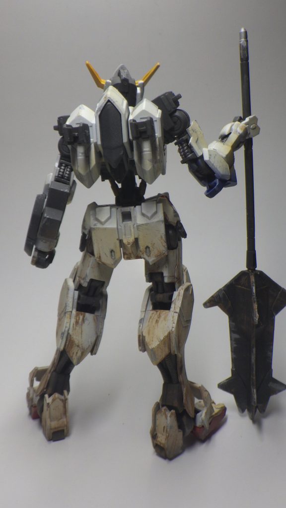 地表に近い下半身を重点的に汚し、上に行くほど薄くしています