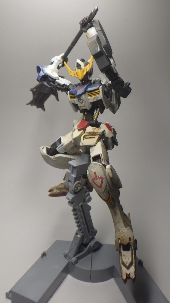 可動範囲がめっちゃ広いので、メイスを振りかざしたアクションポーズも余裕で取れます