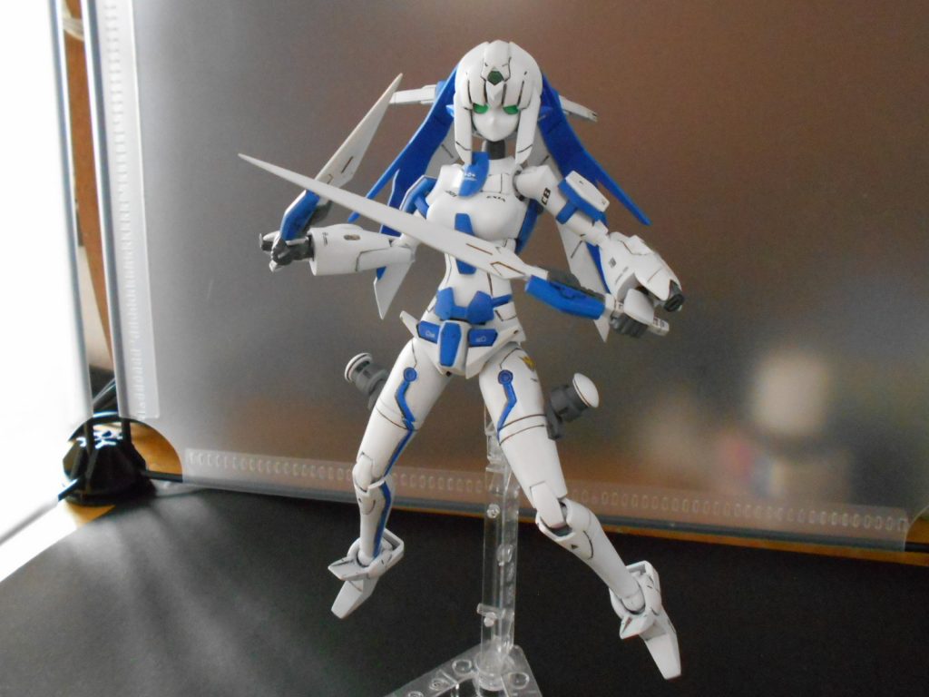 武装はＧＮソード、スタビライザーと前腕部のビームサーベル両脚のＧＮロング、ショートブレイド上腕部にはGNフィールド発生器を装備