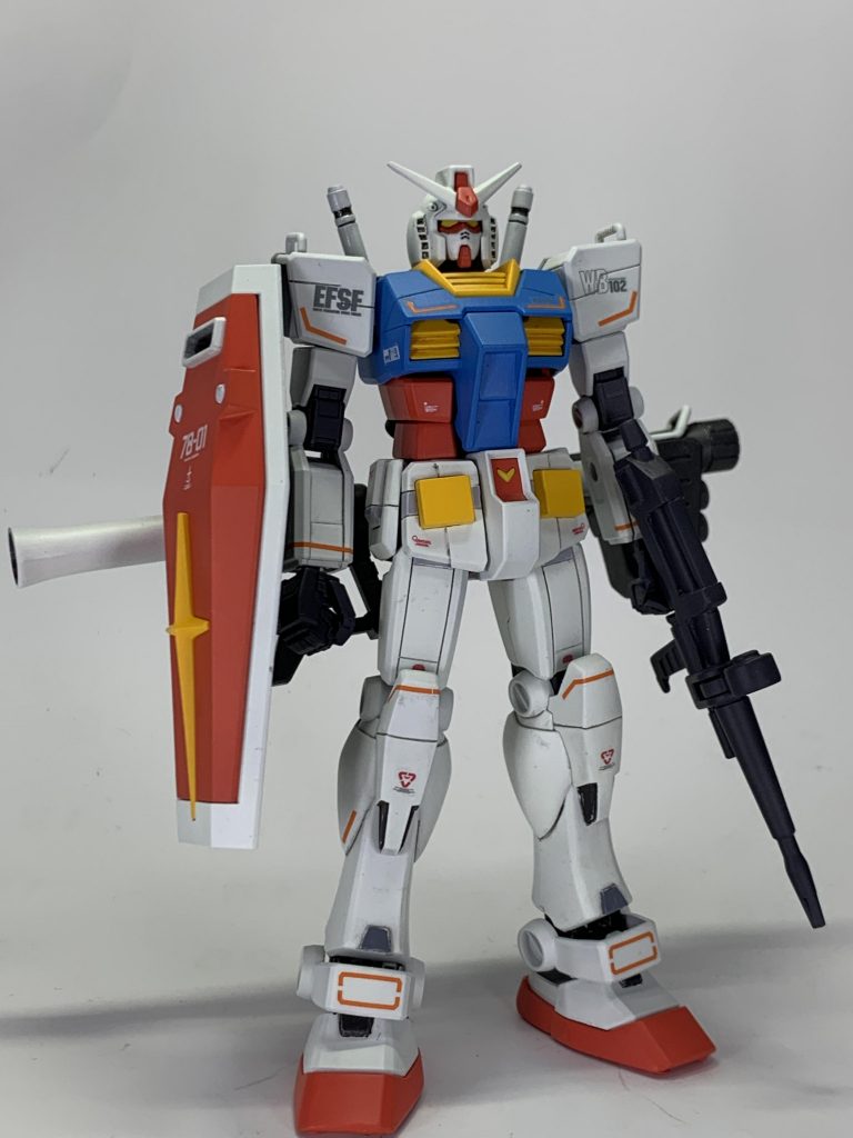 肩、胸部、サイドアーマー、フロントアーマー、太もも、ヒザアーマーに少しずつスジ彫を入れてます。