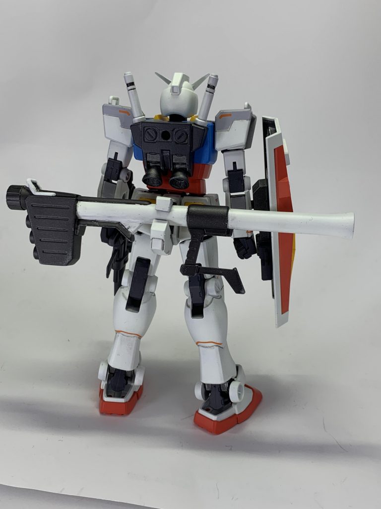 バズーカは、一番くじのエントリーグレードG3カラーについていたものを塗装しました。塗り分けのマスキングが面倒だったので、ラッカー塗料で白い部分を塗って、そのあとにエナメル塗料のガンメタルを吹いて、はみ出した部分をふき取ってます。バズーカのラックは自作。プラ板、エポパテ、ジャンクパーツでつくってます。ランドセルは、バーニアを市販のパーツにしてます。