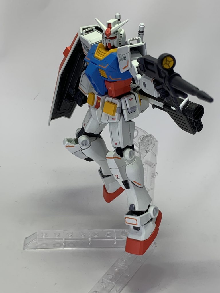 ライフルは薄いので、プラ板を両側から貼り付けて幅増してます。シールド裏やライフルもエナメル塗料のガンメタル。スコープの黄色などの塗り分けが面倒だったので。