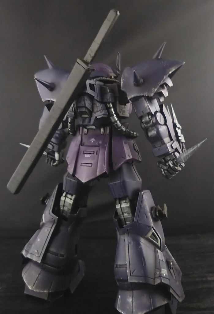 刀はちゃんと鞘に収まります鞘が妙に太くなってしまったのが心残りですちなみにバックパックと鞘に磁石とホッチキスの針を仕込んでマウントさせてます