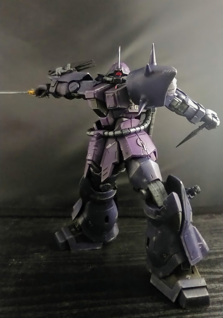 今回、何気に一番苦労したのは足の形状を変える事ですその他にも肩アーマー改造したりナハトにするべく細々とした改修を施してはいるんですけど労力に見合った成果が出てるのかちょっと疑問です(笑)塗装はいつもと同じく筆塗りですあ、そういえば初めて水転写デカールとやらも使ってみました今回一番欲しいと思ったスキルはエポキシパテの最適な量を見極める力です