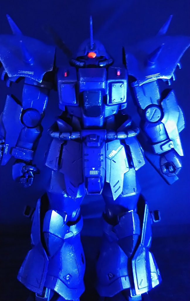 一部に蛍光塗料を使ったのでブラックライトで光ります