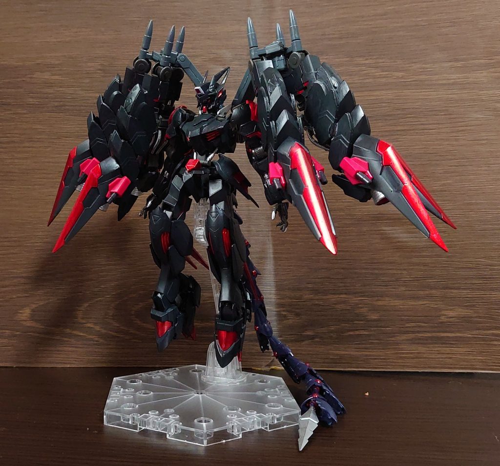 しかしただでさえリスクの多い阿頼耶識手術に３度も耐えられる者はそうおらず。本機のパイロットの選定が最大の課題となった。