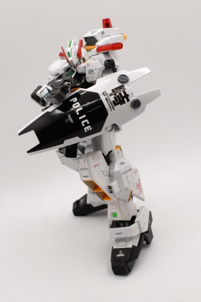 この機体の警察要素はパトランプとこの盾だけです。なのでかなり力を入れています。いやもう、この「POⅬICE」デカールがずれないことが全てでした。あと光沢トップコートでこれでもかってくらいテッカテカにしてやりました。