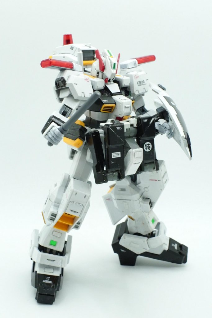 近接戦闘は警棒で。パトランプのセットについてきたヤツです。