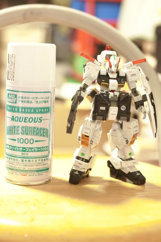 今回お世話になったのはこちらの水性ホワイトサーフェイサー。成形色は灰色がかった白だったので、まずこいつを全体的に吹いてその後改めて白く塗ってこうと思ってたのですが、サフの時点で思いのほかキレイな白が発色してたので、「もうこれでいいじゃん！」ってなりました。時短です。