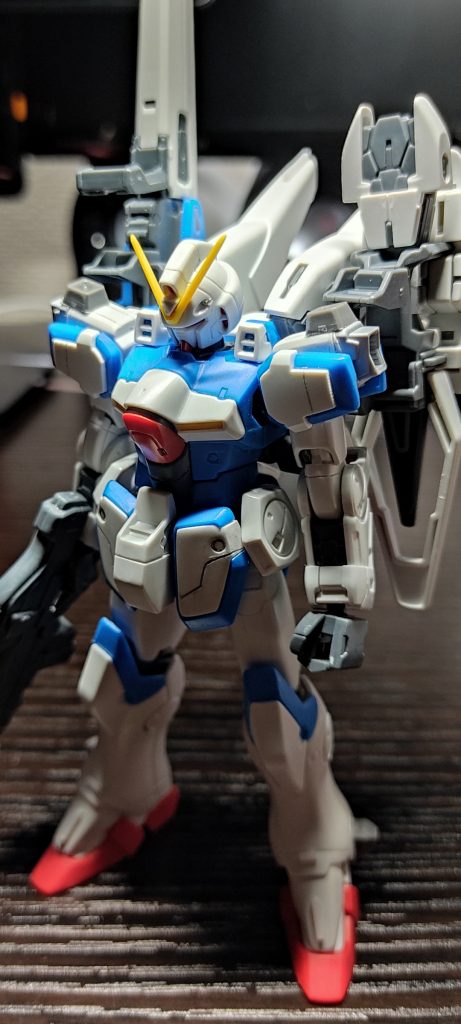 スジボリやエッジ出し作業。この段階で肩パーツがもったりしていたので、ハイメガエフェクトに置き換えました。で、これがフロントスカートをぐちゃぐちゃにしているところです。半日かけてパーツをダメにしていくのはなかなか精神にダメージを負いました。夢にみました。今後また練習します。