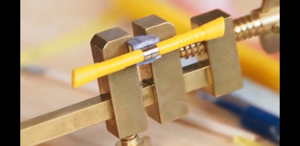 外からは全くわからなくなりますが、ビームナギナタとホルダーに磁石を組み込んで、取り付け取り外ししやすくしました。